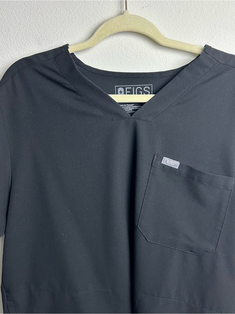 FIGS Technical Collection Black V-Neck Scrub Top Chest Pocket Healthcare Nurse L - Picture 2 of 8